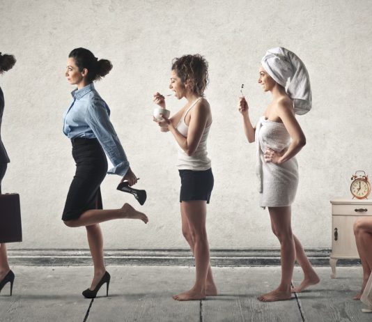 Persoana care isi incepe ziua cu o rutina de dimineata productiva