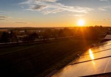 Cum pot uzinele de mase plastice stabiliza producția cu sisteme hibride de energie solară și baterii