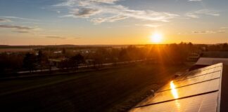 Cum pot uzinele de mase plastice stabiliza producția cu sisteme hibride de energie solară și baterii