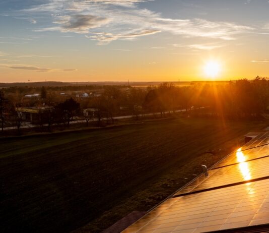 Cum pot uzinele de mase plastice stabiliza producția cu sisteme hibride de energie solară și baterii