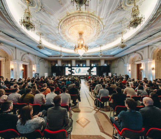 DefCamp 2025 își consolidează poziția de lider regional în securitate cibernetică: 2 zile, 4 scene, peste 90 de speakeri internaționali și peste 2.200 de participanți